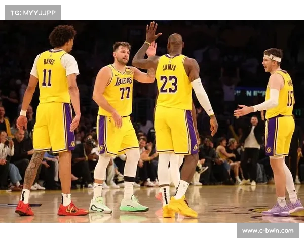 湖人不敌太阳东契奇与里夫斯同砍25分仍未能带队取胜